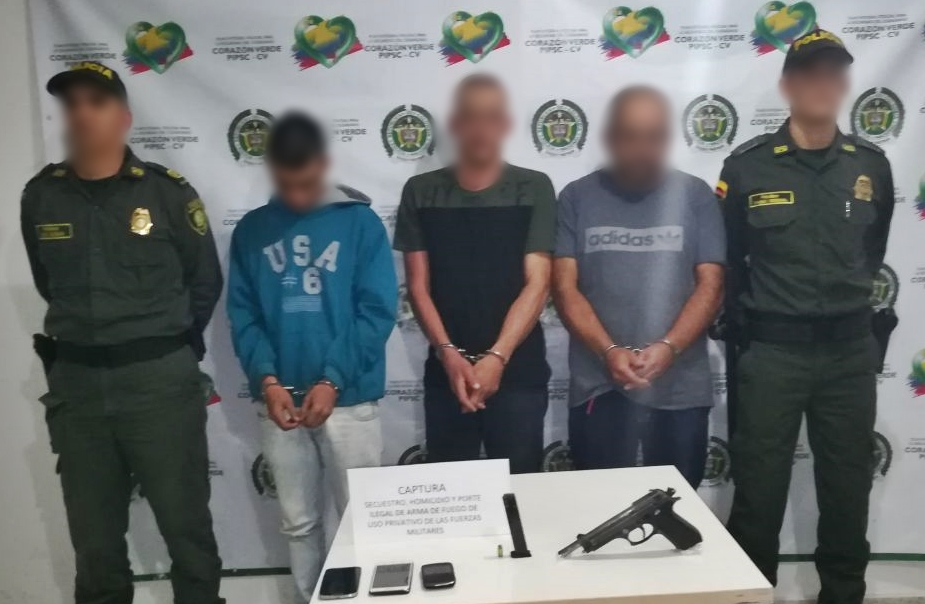 Se-les-hallo-un-arma-de fuego,-10-gramos-de-base-de-coca-y-03-equipos-celulares-
