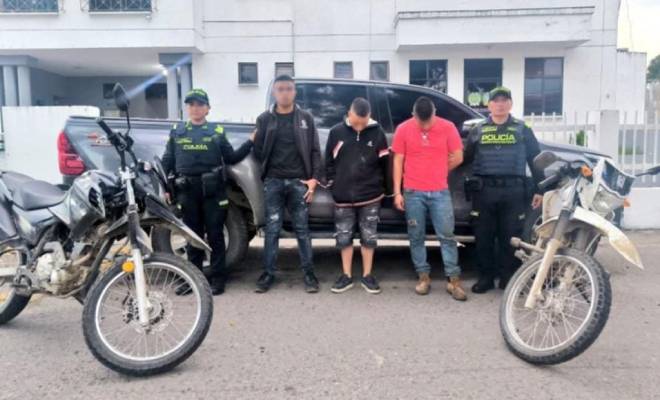 Contundente operativo policial resulta en la captura de tres presuntos delincuentes y la recuperación de una camioneta hurtada