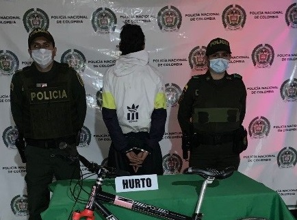 1 persona capturada-policías custodiando-elemento recuperado