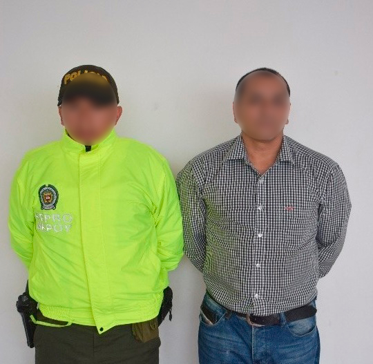 dos hombres vinculados y capturados mediante procesos judiciales.