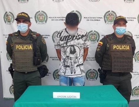 Una persona capturada mediante orden judicial