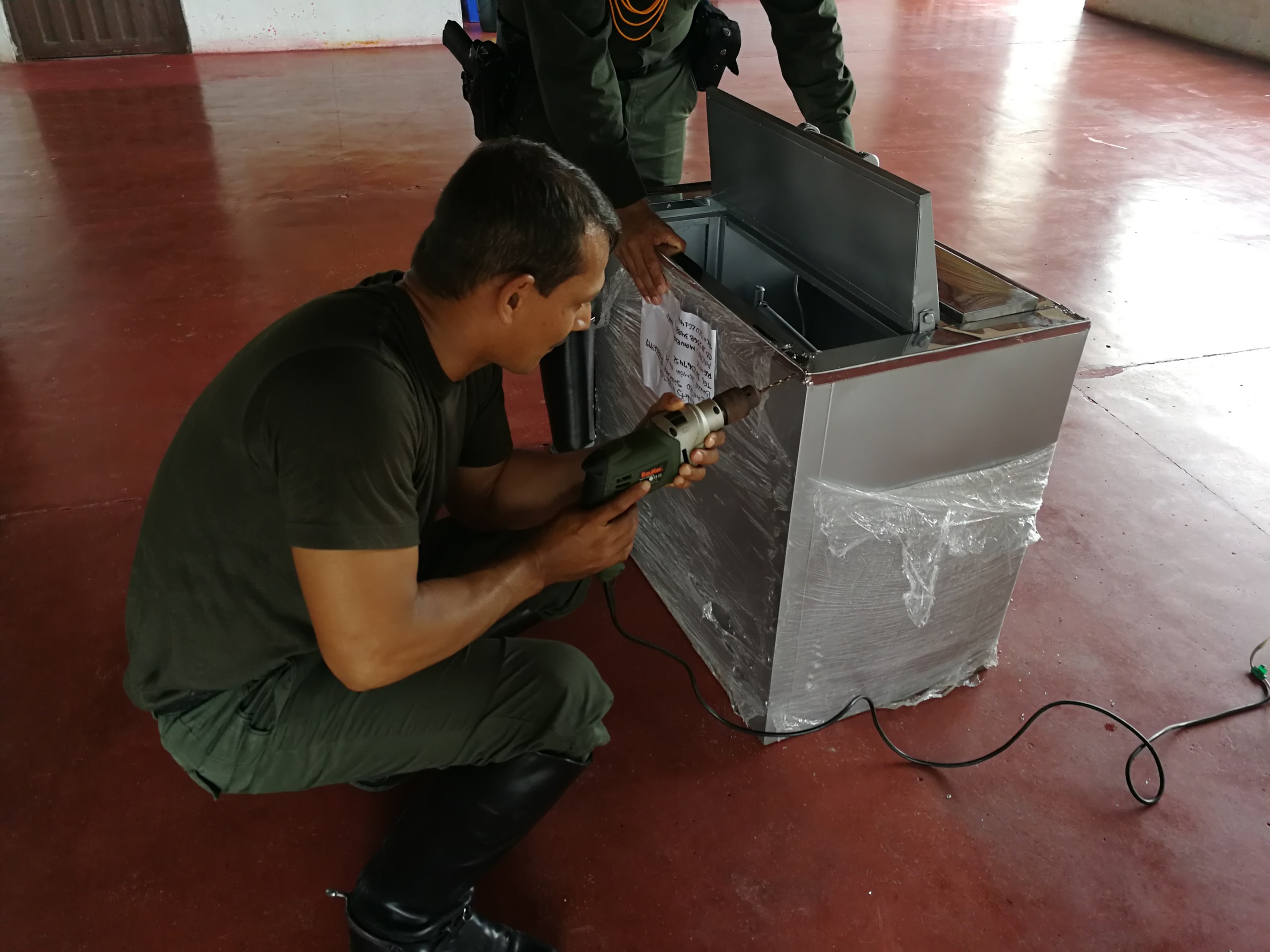 Agudo olfato de los caninos de la policía 