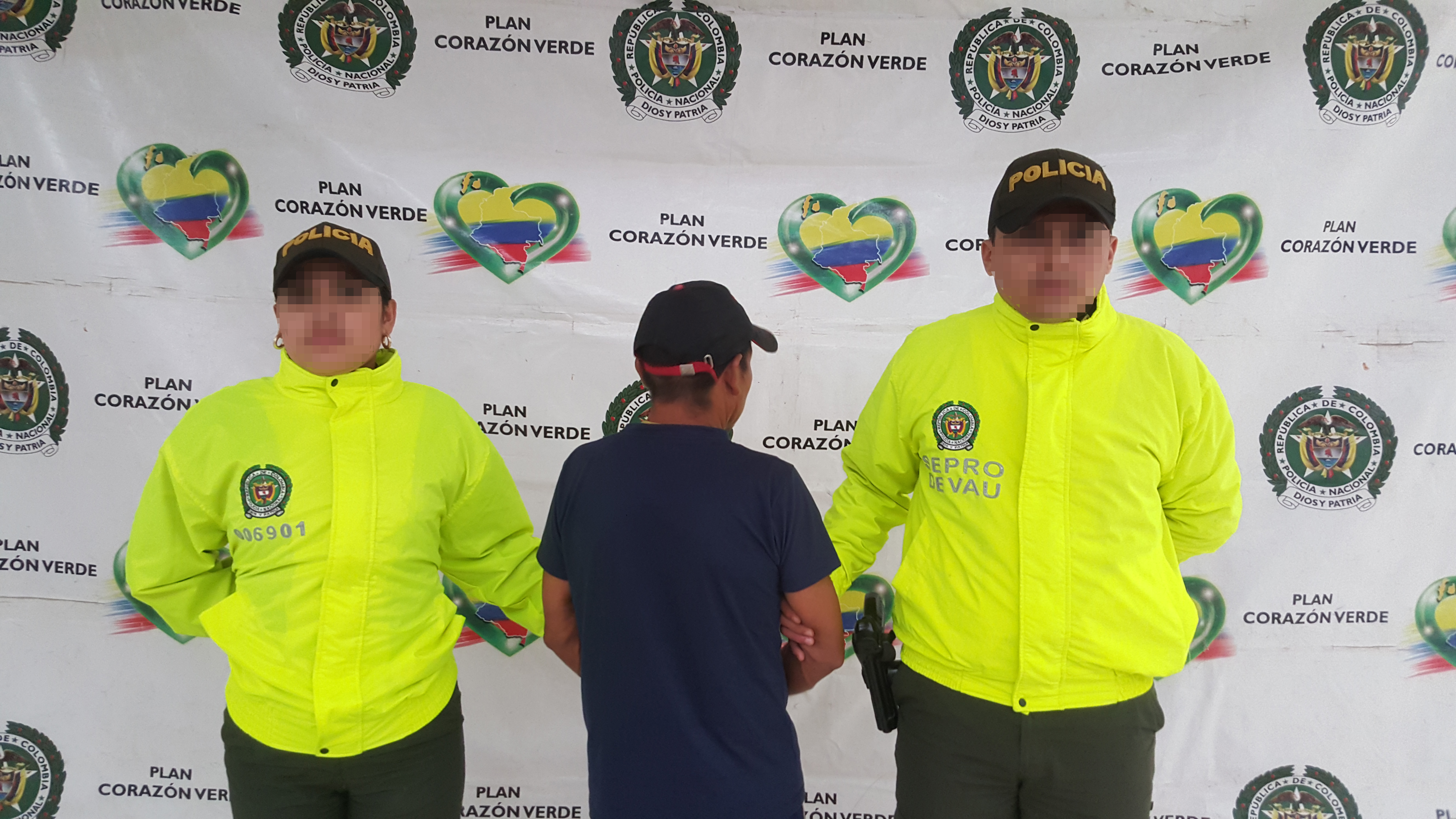 Captura por orden judicial delito acceso carnal violento Mitú