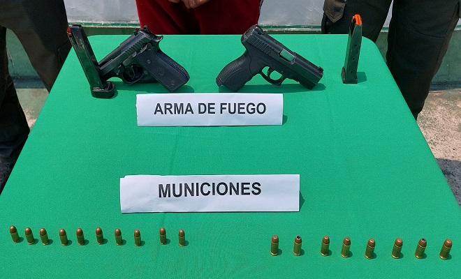 Incautan arma de fuego