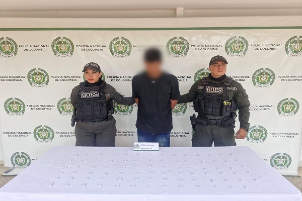 Dos Policías del Grupo de Operaciones Especiales (GOES) con un hombre capturado por el delito de tráfico de estupefacientes