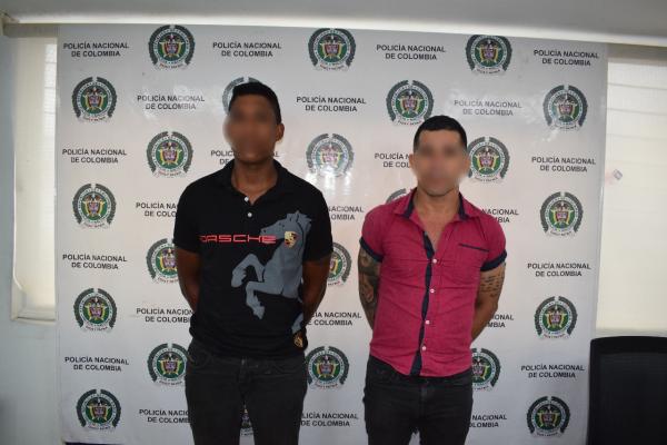 Captura de dos personas por hurto y porte