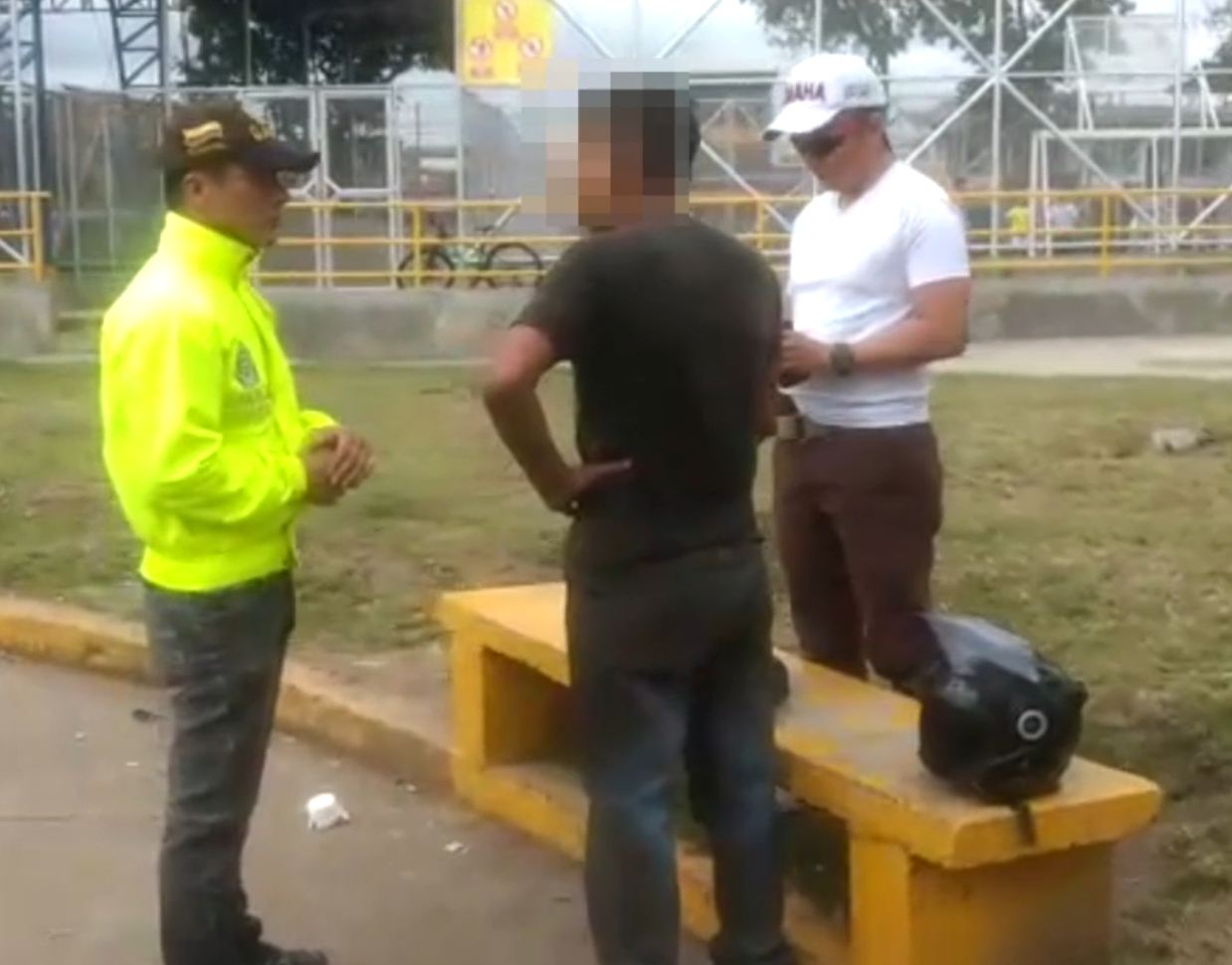 Los uniformados se infiltraron en esa zona y cuando ‘Pitufo’ y el adolescente recibieron el dinero, fueron detenidos por los funcionarios judiciales.