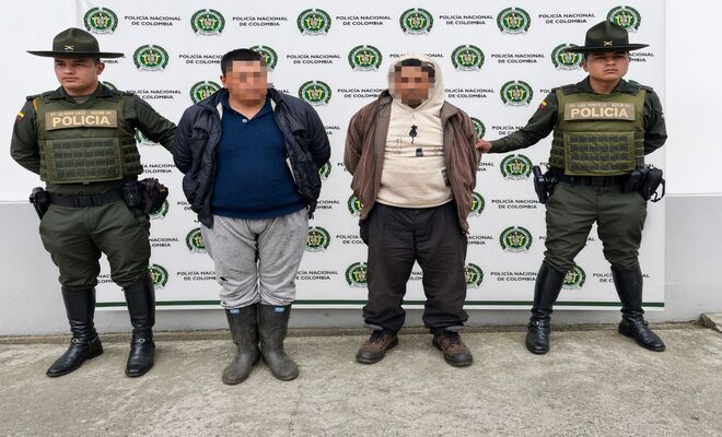 Dos capturados esposados con dos policías de carabineros en cada lado 