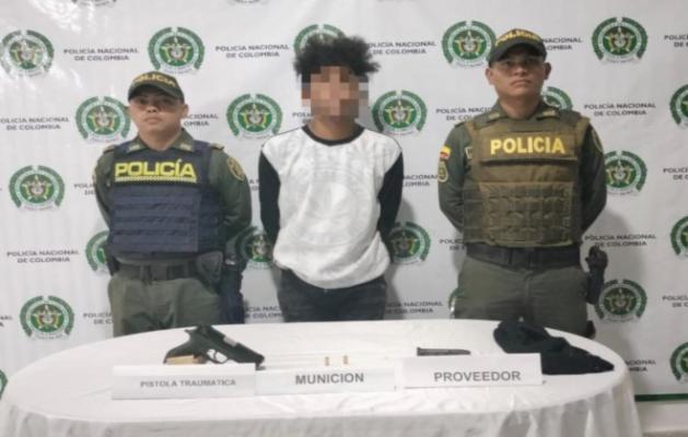 Persona capturada-policías custodiando