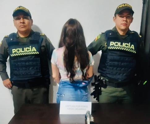 Capturada una mujer por intimidación con arma de fuego