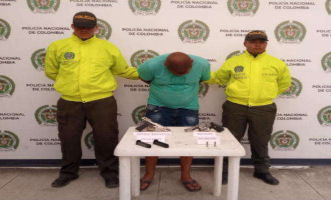 Persona capturada-policías custodiando