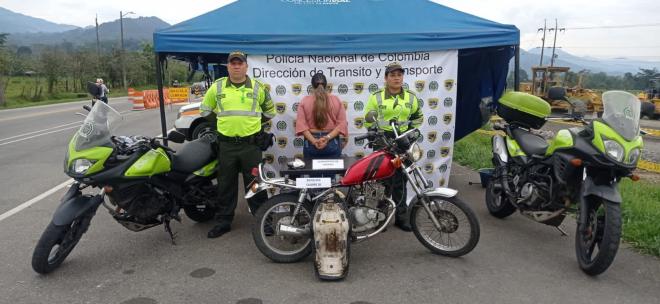 Capturada una mujer con un revolver y 390 gramos de clorhidrato de cocaína camuflados en la motocicleta 
