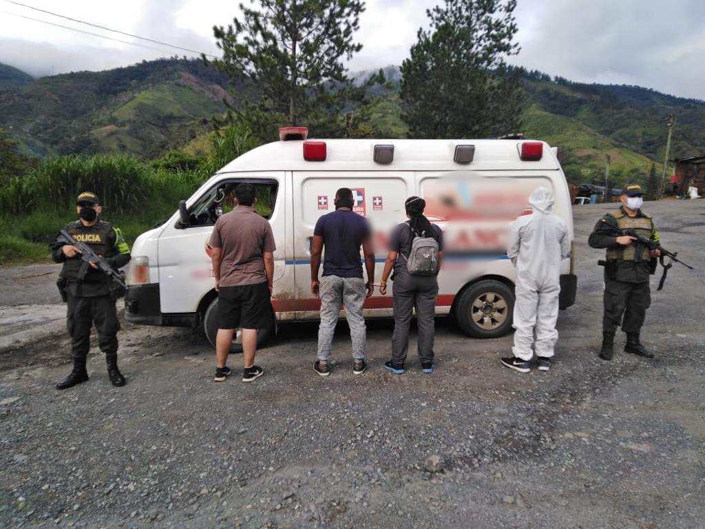 dieron con la captura en flagrancia de un hombre y una mujer que transportaban en una ambulancia de forma ilícita a dos personas de nacionalidad india