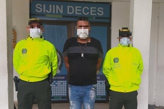 1 persona capturada-policías custodiando