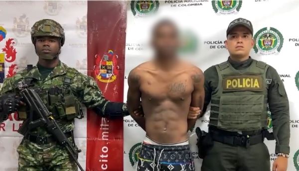 El sujeto disparó contra los uniformados e intentó huir, pero fue interceptado tras una persecución. Se incautó un revólver calibre 38.