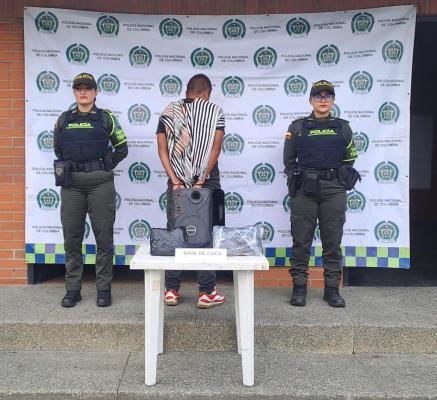 Un hombre llevaba oculto al interior de un bafle base de Coca