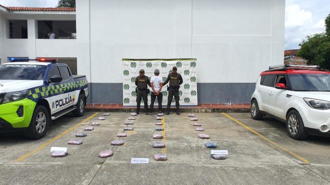 Dos hombres capturados, la incautación de dos vehículos y 108 kilogramos de base de coca ocultos en modalidad de doble techo.
