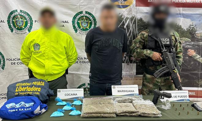 Persona capturada-policías custodiando