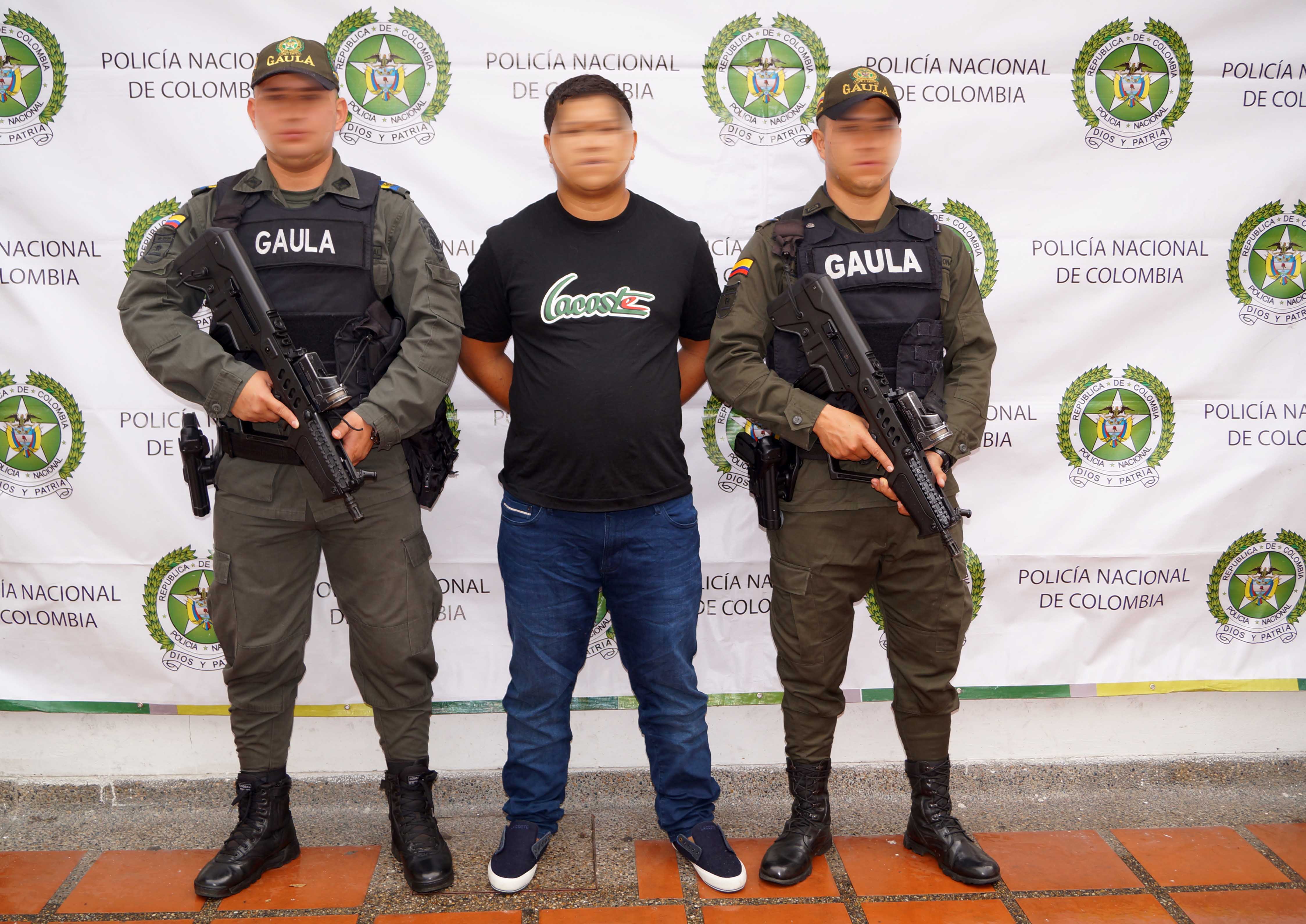 Policías del Gaula Metropolitano custodian cabecilla de banda delincuencial capturado en Medellín
