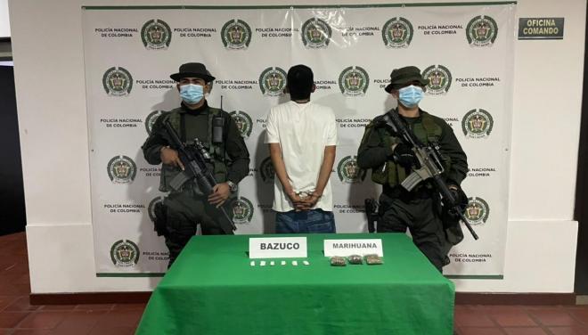 una persona capturada-policías custodiando