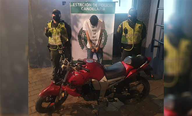 Policías custodian a persona capturada por hurto de motocicletas