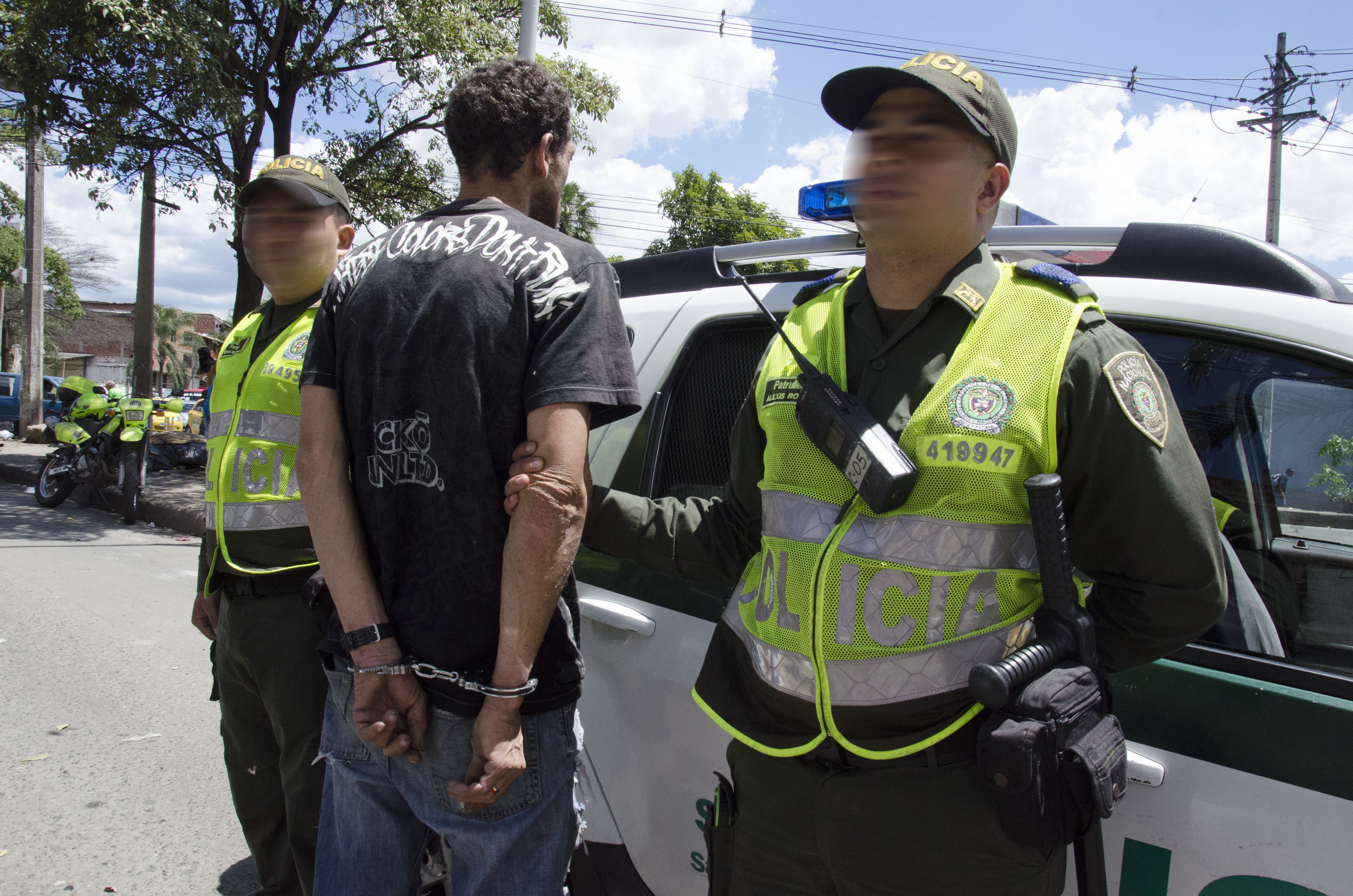 Un hombre es custodiado por dos policías que lo capturaron con marihuana