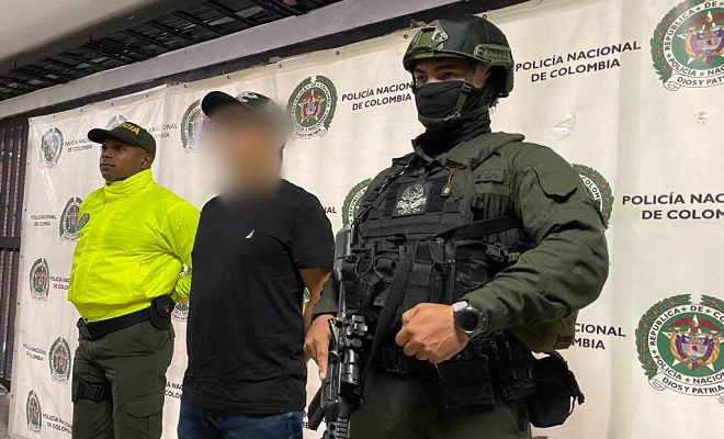 Persona capturada-policías custodiando