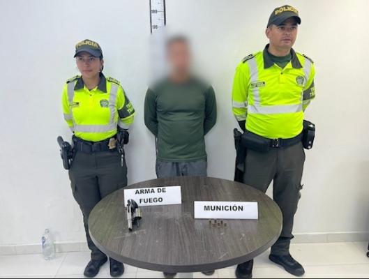 Persona capturada-policías custodiando