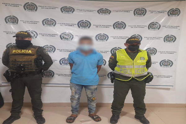 personas capturadas-policías custodiando