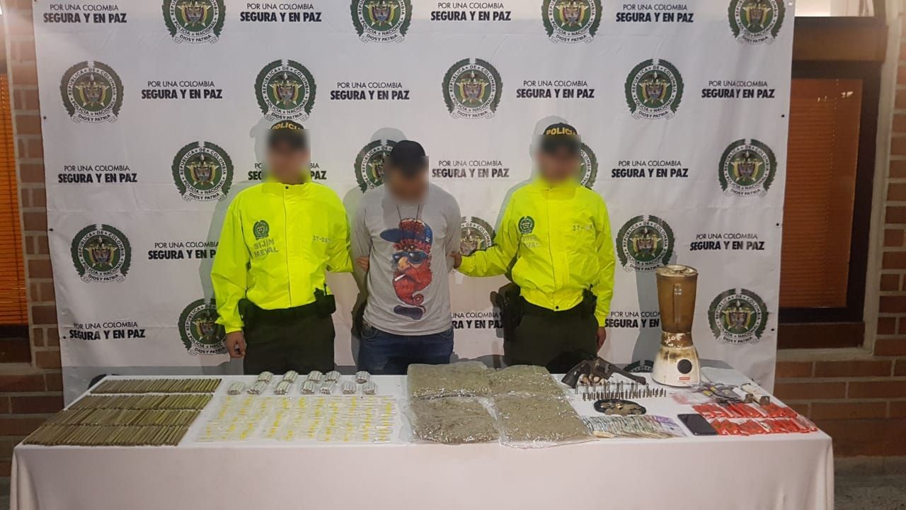 Policías de la Sijin custodian a capturado en Medellín con droga, dinero y arma de fuego
