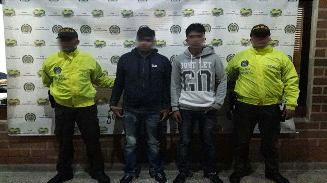 Policía custodian a dos sujetos capturados en Medellín con orden judicial 