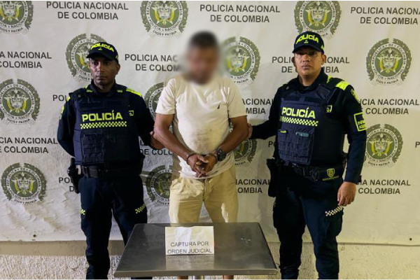 Dos Policías con un Capturado 