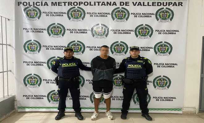 Dos polic&iacute;as con un capturado 