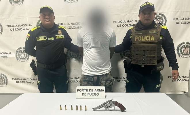 Tras ser requerido, el individuo fue sorprendido portando un arma de fuego de fabricación industrial.
