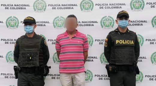 Persona capturada-policías custodiando