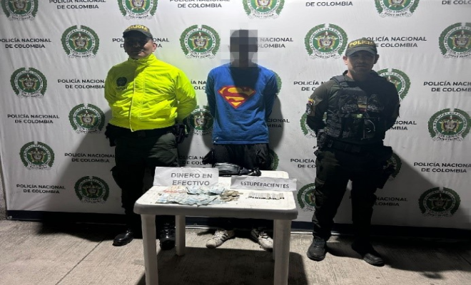 Persona capturada-policías custodiando