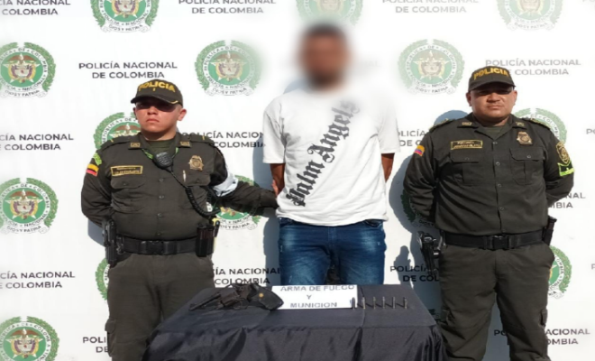 Persona capturada-policías custodiando