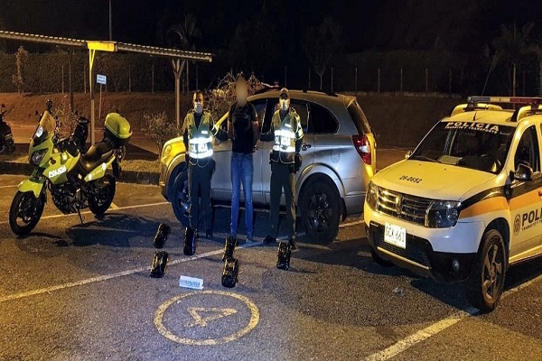 Capturado con droga encaletada en un asiento de un vehículo 