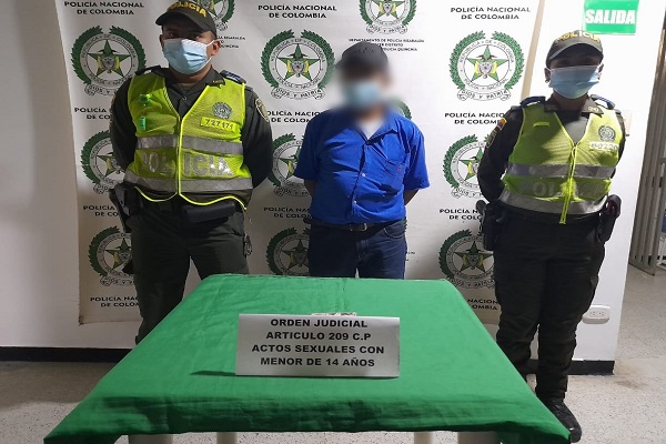 una persona capturada-policías custodiando.