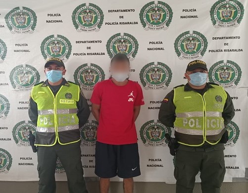 1 persona capturada-policías custodiando