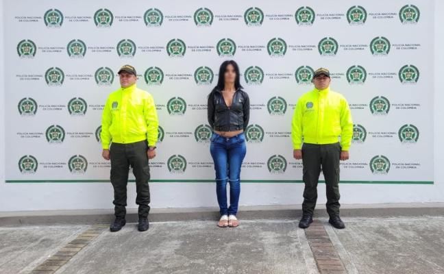Persona capturada-policías custodiando 