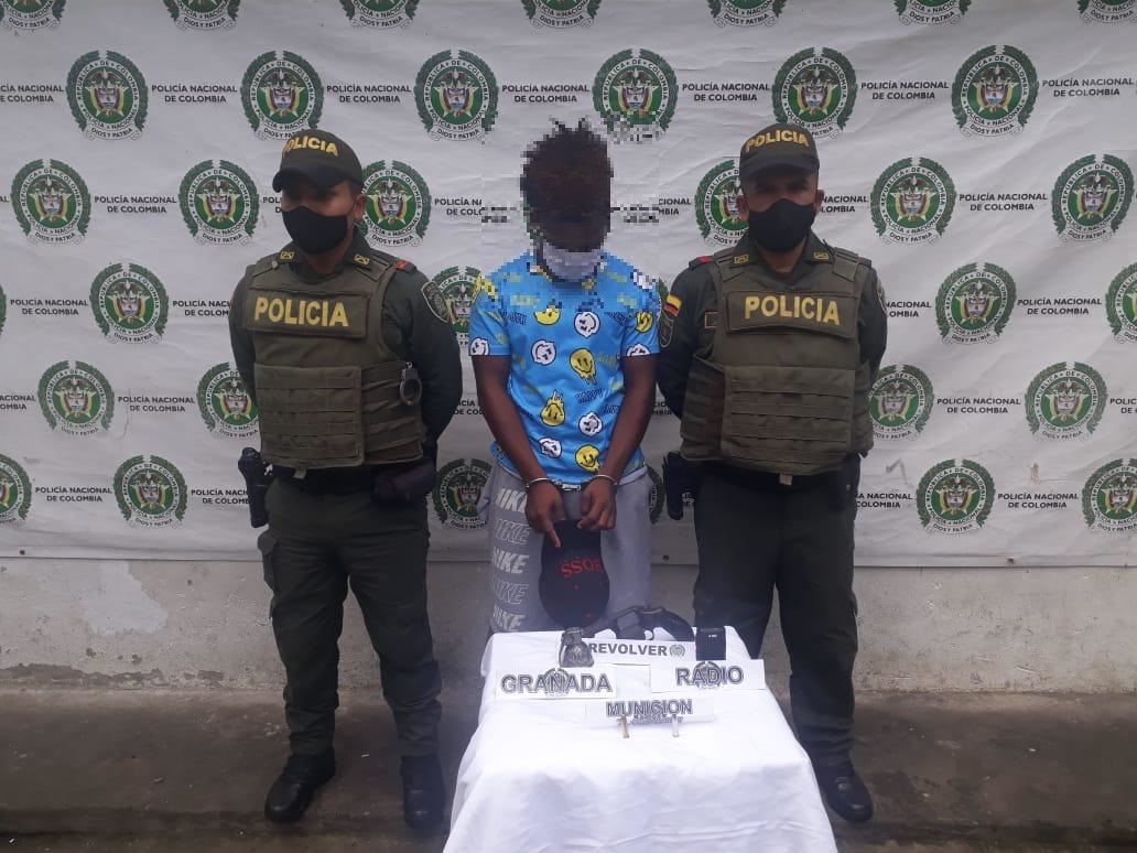 En zona urbana del municipio de Tumaco fue capturado un sujeto por el delito de Fabricación, tráfico, porte o tenencia de armas de fuego, accesorios, partes o municiones.