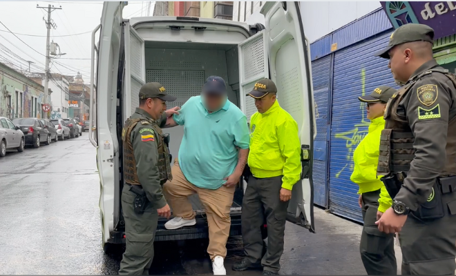 Persona capturada-policías custodiando