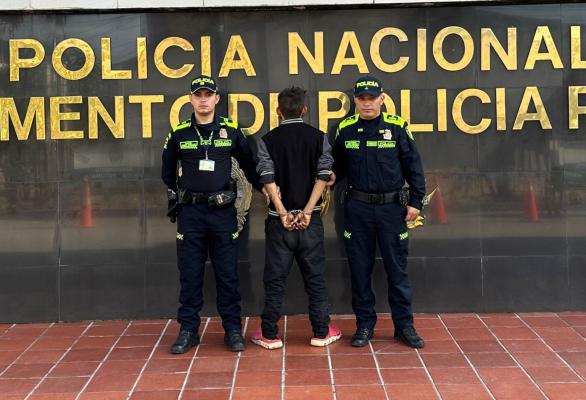 Persona capturada-policías custodiando