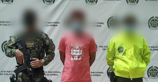 Una persona capturada-policías custodiando