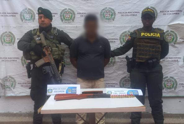 Persona capturada-policías custodiando