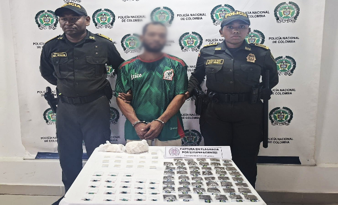 Dos policías y un capturado junto a el material incautado