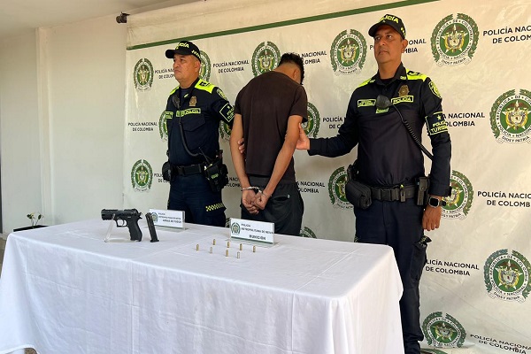 Dos Polic&iacute;as y un hombre capturado por porte ilegal de arma de fuego