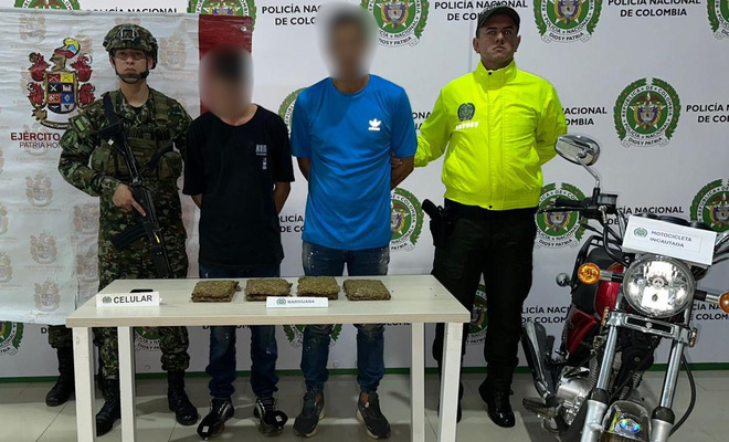 Dos capturados por estupefacientes, custodiados por la Polic&iacute;a Nacional y el Ejercito Nacional.