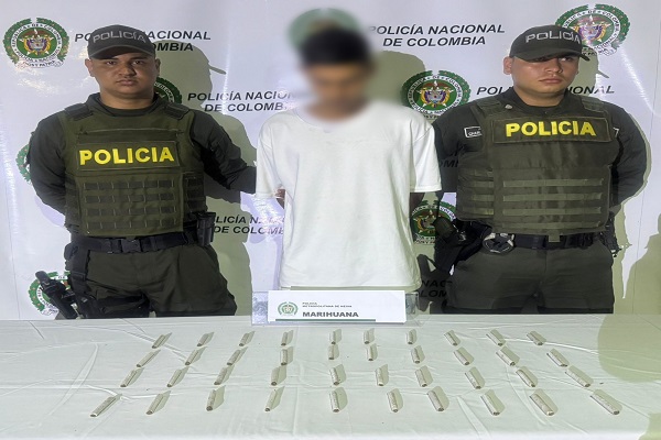 Dos polic&iacute;as y una persona capturada por el delito de trafico de estupefacientes